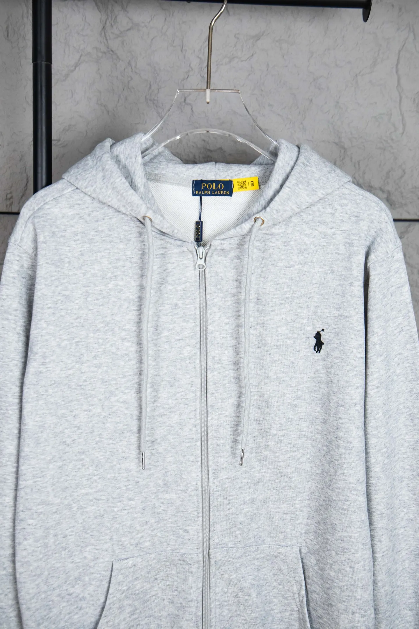 P230 Ralph Lauren/Ralph Lauren pony embroidered zipper cardigan hooded sweatshirt. This sweatshirt is available for everyone in autumn and winter. You can wear it casually no matter how you wear it! ! This hooded sweatshirt is decorated with the simple style that represents Ralph Lauren and is paired with a pony embroidery pattern, which is three-dimensional and full! The solid color fabric paired with exquisite embroidery instantly sets it off! Hooded sports design, loose and casual fit! The overall texture is very strong! Through the pictures, we can feel the thickness and texture of custom-woven and dyed threads. The workmanship is exquisite. They are shipped from major foreign trade factories. They are all made by masters with many years of experience. Everything is of high standards and requirements! Simple and versatile model ~ Made of imported pique cotton fabric, which is super delicate and soft, close to the body without being tied. All fabrics and accessories are original custom-made and of high quality! Perfectly reflects the brand’s sense of superiority! Standard cut, comfortable stretch, unrestricted movement! Highly practical, high-end and classy! Versatile style ~ can be paired with jeans or jogging pants. Ideal for transitioning from your morning commute to weekend events! Size: S-XL Color: Gray Navy Black